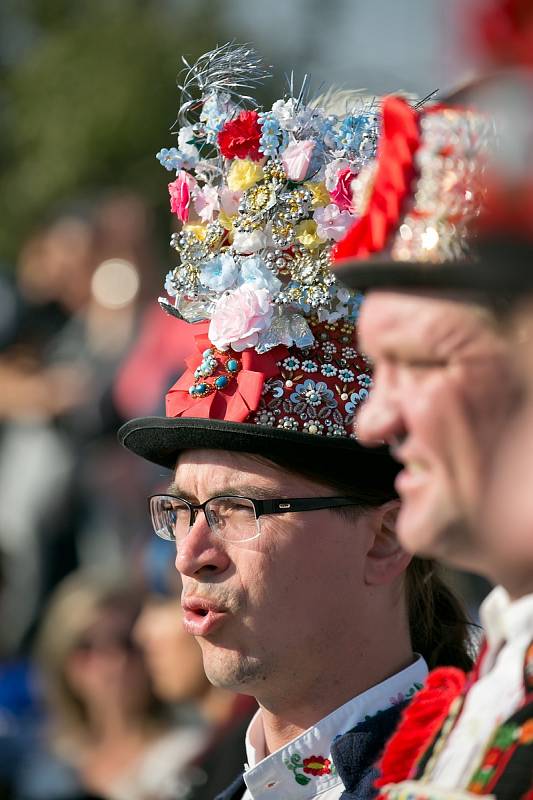 Bukovany zažily slavnostní odhalení prvních soch na Cestě českých panovníků.