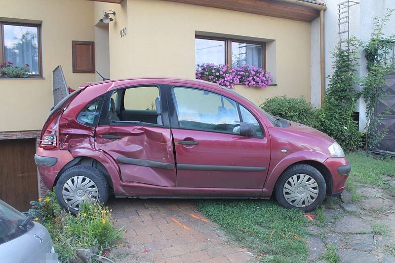 Mladý řidič pod vlivem drogy naboural v Čejkovicích do zaparkovaného auta před domem.