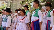 Ze slavnostního průvodu Mezinárodního folklorního festivalu ve Strážnici.