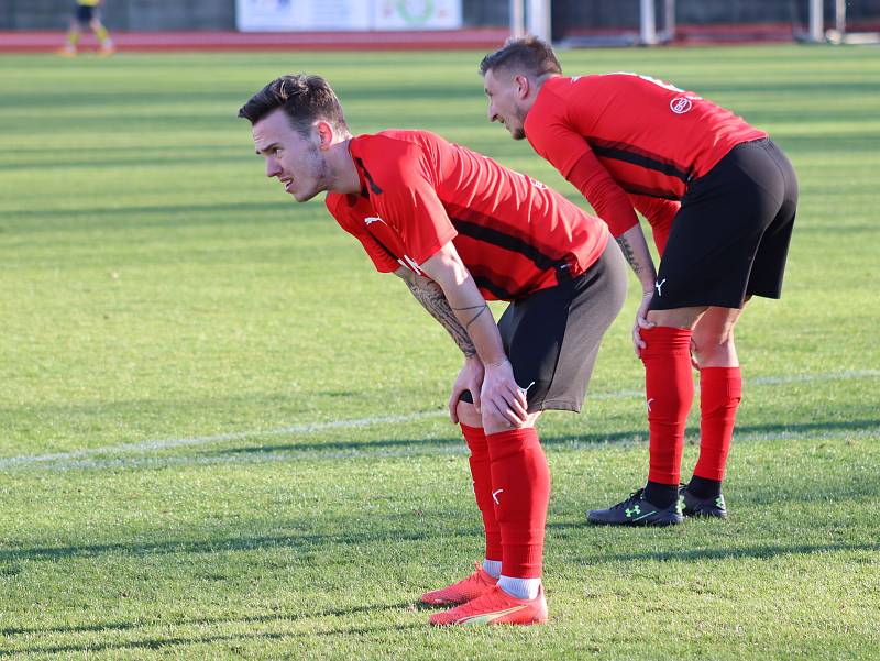 Fotbalisté Hodonína (červeno-černé dresy) ve 21. kole MSFL doma zdolali vedoucí Kroměříž 1:0. Foto: pro Deník/Jaroslav Kolísek