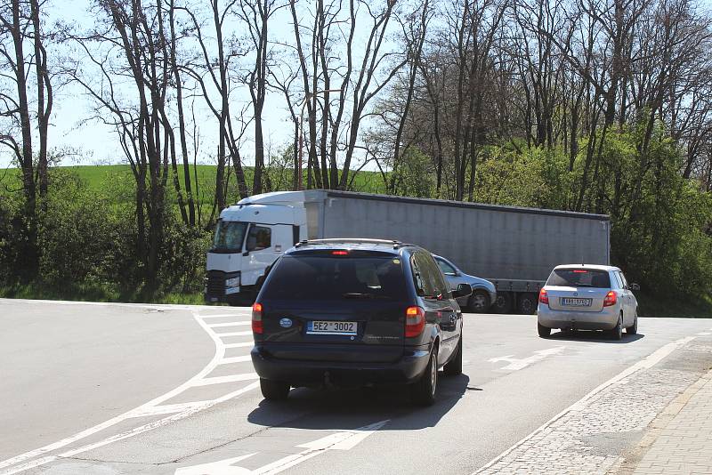 Řidiči se na křižovatce mezi obcemi Hovorany a Čejč dočkají přestavby na okružní.