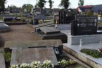 Hřbitov v Mikulčicích tři měsíce po ničivém tornádu.