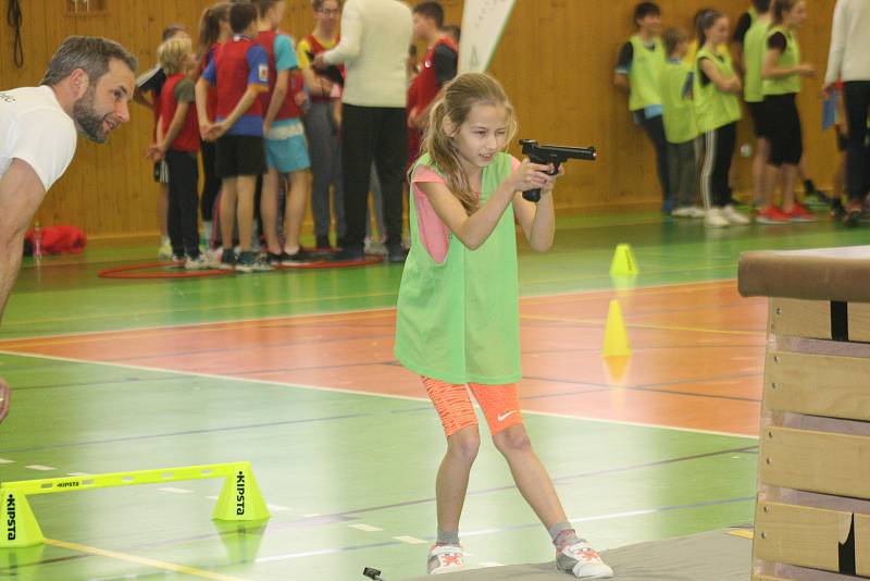 Odměnu za svou aktivitu v projektu Sazka Olympijský víceboj získala základní škola ve Velké nad Veličkou. Žáci si mohli zkusit trénink s olympioniky.
