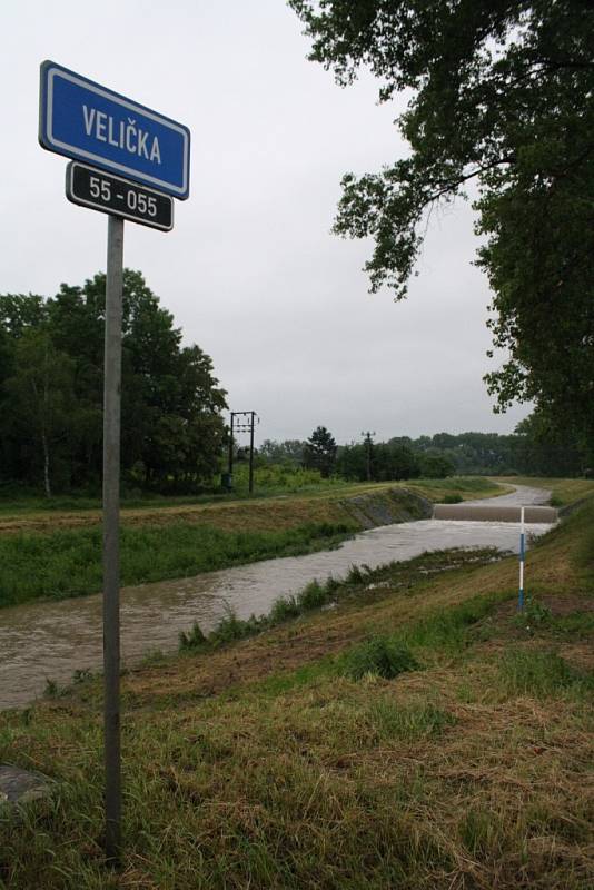 Několikadenní déšť na Hodonínsku podmáčel pole. Na silnicích jsou místy ještě stále laguny a slabé potůčky vody. Hladina řeky Veličky je zvýšená. Na fotce je řeka za Strážnicí.