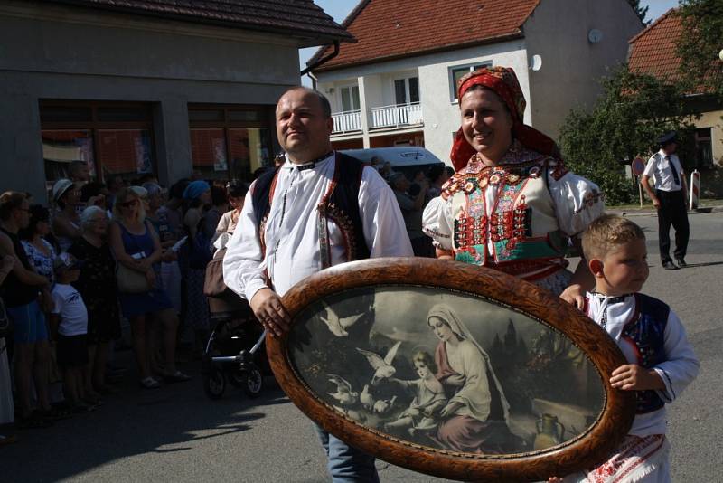 Krojovaný průvod na Horňáckých slavnostech ve Velké nad Veličkou.