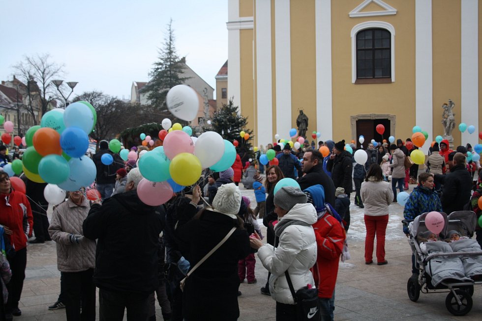 Hodonínský deník | Děti vyslaly balonky s přáními pro Ježíška | fotogalerie