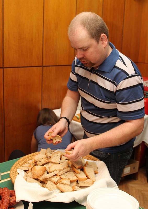 Návštěvníci čtrnáctého ročníku Koštu klobásků v Žarošicích vybírali z více než padesáti vzorků této tradiční uzeniny. Vítězem domácí kategorie se stal majitel hostitelské hospody Radek Vašina.