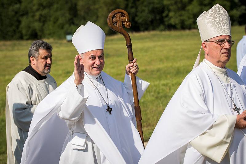 Den slovanských věrozvěstů Cyrila a Metoděje oslavili věřící na Slovanském hradišti v Mikulčicích tradiční Cyrilometodějskou poutí Podluží.