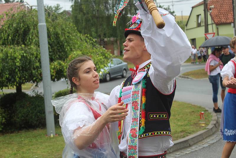 Dražovské hody v sobotu odpoledne. Hudba a tanec v ulicích Dražůvek byly i pozvánkou na večerní hodovou zábavu.