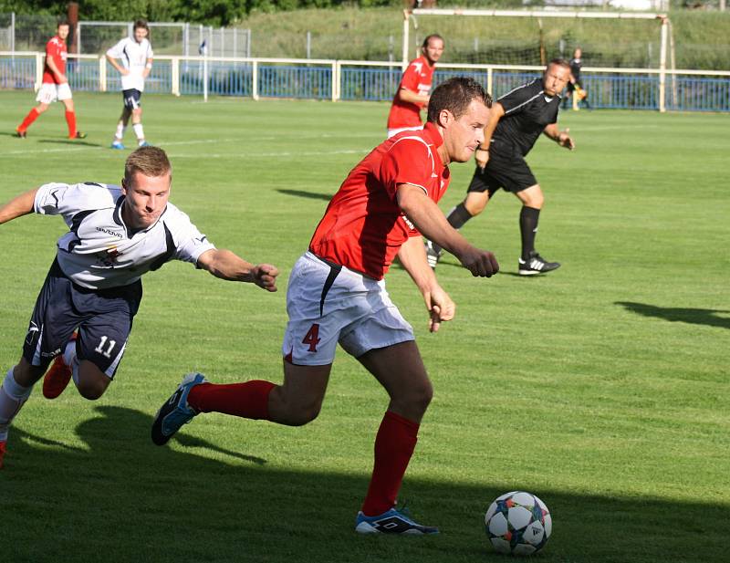 Fotbalisté Šardic (v červených dresech) přestříleli v prvním předkole krajského poháru rivala z Kyjova 5:4 a postoupili do další fáze jihomoravské soutěže.