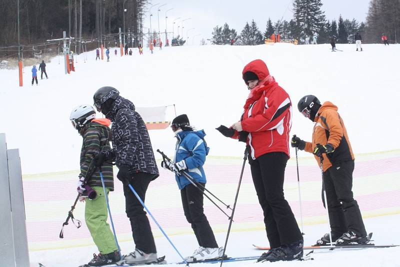 Start lyžařské sezony začátkem února ve Skiareálu Filipov u Javorníku.