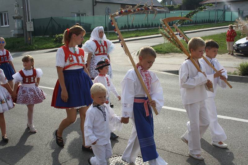 Po dlouhých osmi letech se ve Svatobořicích – Mistříně sešlo více jak sto krojovaných, aby oslavili konec žní.