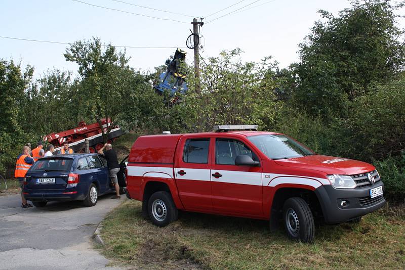 Na vyproštění vykolejeného jeřábu přivezli do Vnorov i hasičský tank. Ten pomocí lana zajistil naklánějící se jeřáb.