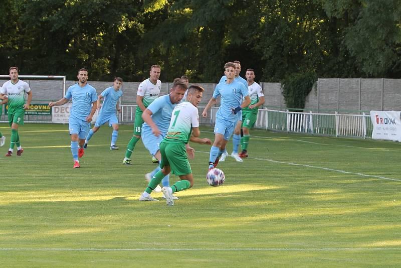 Fotbalisté Bzence (v zelených dresech) porazili Lednici 4:1.