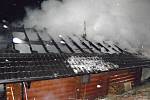 Vyhořelá chata v Čeložnicích. Foto: hasiči