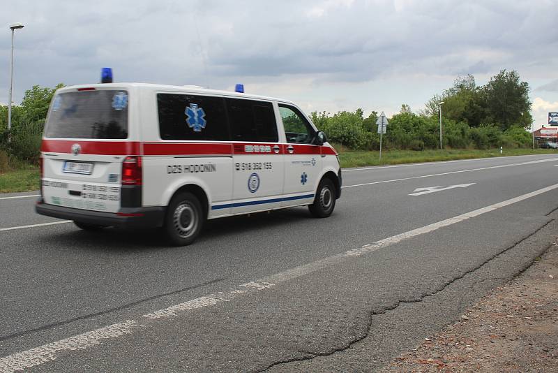 Silnice I/55 oddělující rohateckou Kolonii od samotné obce. Cyklistům a pěším má v budoucnu pomoci k překonání frekventované státní silnice podchod.