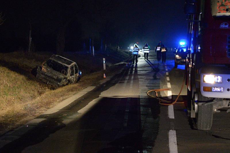 U Milotic na Hodonínsku zemřel řidič v hořící felicii.