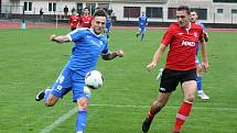 Fotbalisté Hodonína (v červených dresech) ve 3. kole celostátního MOL Cupu prohráli s ligovým Libercem 0:4 po prodloužení. Zápas sledovalo devět stovek diváků.