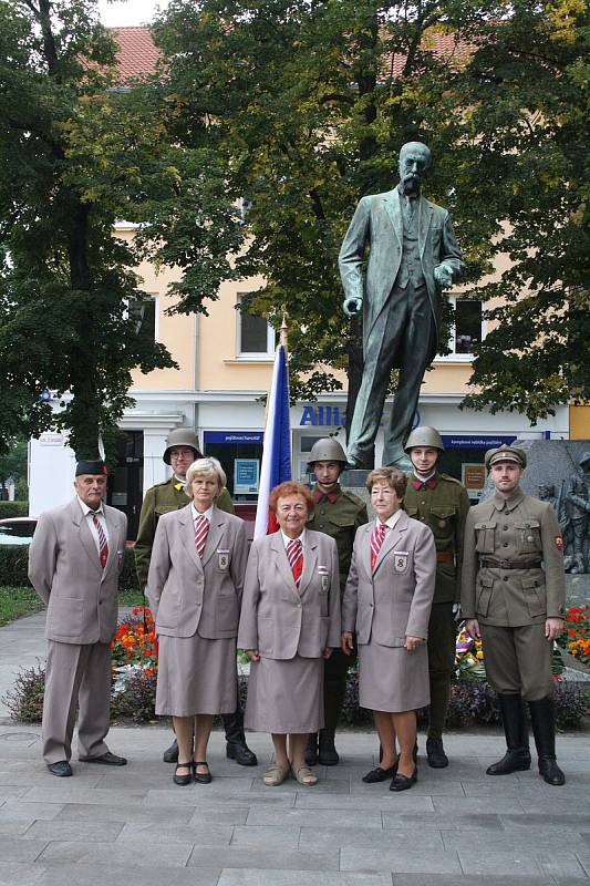 Starostka Sokolské župy Slovácké Vladimíra Potůčková před sochou TGM v Hodoníně.