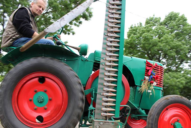 V Petrově se konaly oslavy 80 let Baťova kanálu. Při té příležitosti se uskutečnila i výstava historických traktorů, které v minulosti tahaly lodě.