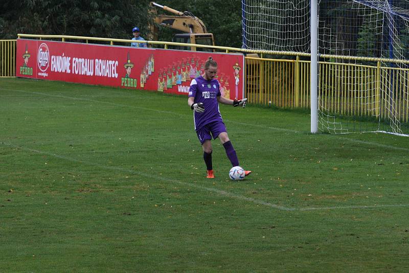 Fotbalisté Rohatce (modrobílé dresy) v domácím hodovém zápase deklasovali Kohoutovice 9:0.