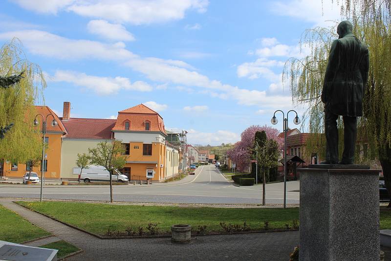 Pohled na centrum Čejkovic.