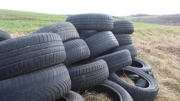Téměř stovka ojetých pneumatik složených nedaleko hřbitova v Dražůvkách.