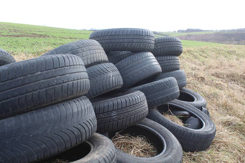 Téměř stovka ojetých pneumatik složených nedaleko hřbitova v Dražůvkách.