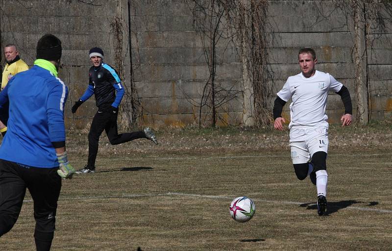 Fotbalisté FC Veselí nad Moravou (bílé dresy) v posledním přípravném zápase zdolali Osvětimany 6:2.