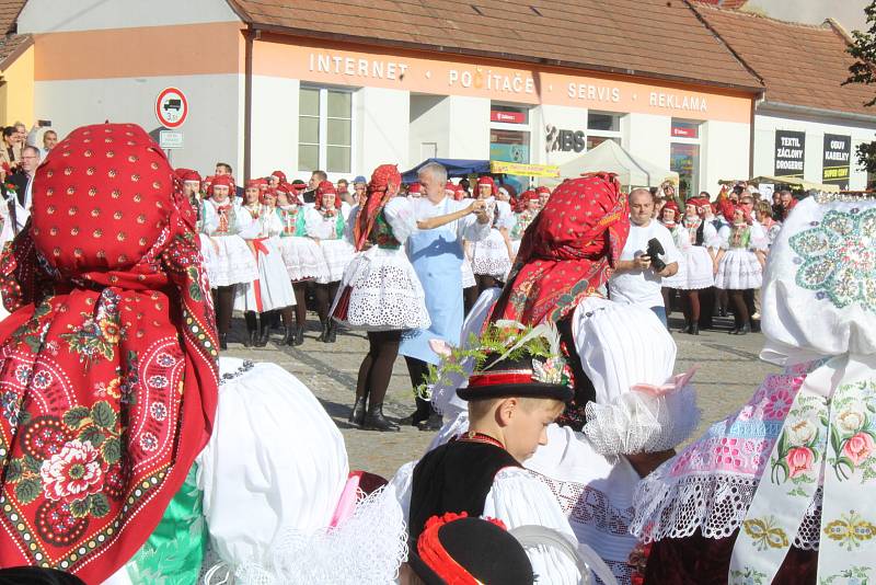 Vracovské hody. Sobotní krojovaný průvod a povolení hodů.