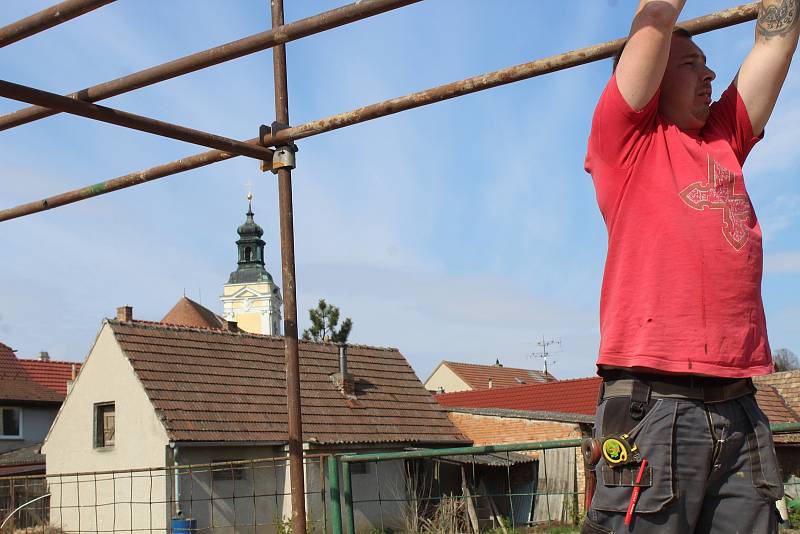 Stavební práce na nové hasičské zbrojnici v Čejkovicích poslední dubnové pondělí.