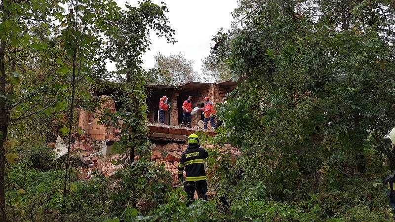 Dva chlapce zavalil desítky let rozestavěný dům, ve kterém si hráli. Na místě zasahovaly tři hasičské jednotky a dvě helikoptéry.