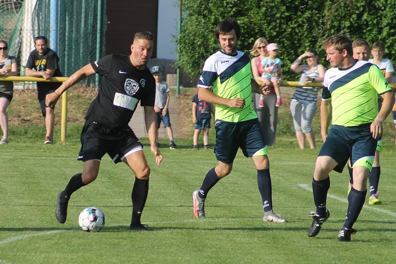 Sto let kopané v Čejči oslavili tamní fotbalisté (v zelených dresech) exhibičním utkáním proti Sigi teamu.