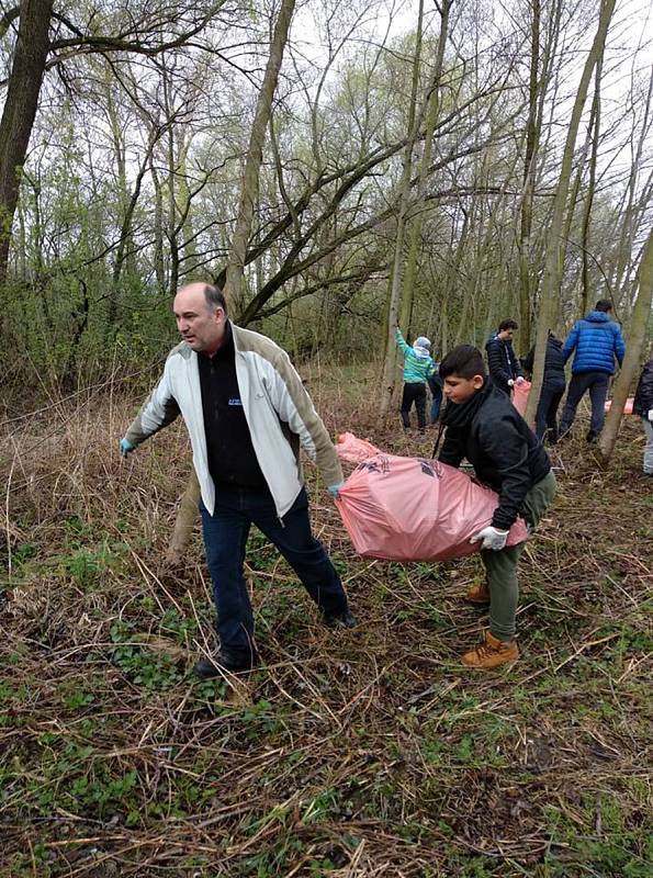 Na šedesát dobrovolníků z Hodonína posbíralo v sobotu na sto pytlů odpadu, u příležitosti akce Ukliďmě Česko.