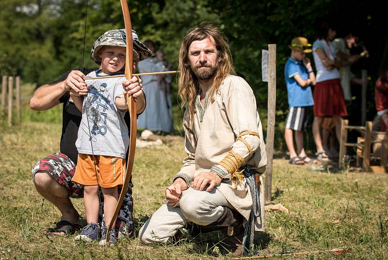 Dvanáct moravských vinařství pohostilo návštěvníky Slovanského hradiště v Mikulčicích. Příchozí navíc mohli zavítat na prohlídku archeologického památníku nebo si vyzkoušet některou z aktivit programu Těšíme se na prázdniny.