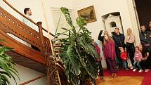Na zámku ve Strážnici se poprvé odehrála muzejní noc. Návštěvníkům se představily skupiny historického šermu i tance. Objednaní hosté vyrazili na scénickou prohlídku, která přiblížila historii zámku.