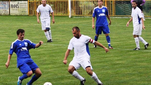 Fotbalisté Rohatce (v modrém) postoupili díky výhře 3:1 nad Miloticemi do prvního kola Krajského poháru FAČR.