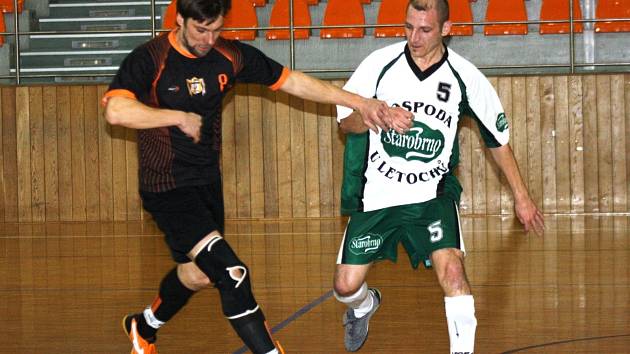 Hrající předseda vacenovického Kvasaca Radek Procházka (vpravo) se společně se spoluhráči zúčastnil dvoudenního futsalového turnaje v Hustopečích.