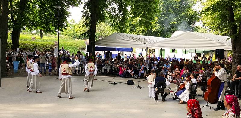 Šestnáctý ročník folklorního festivalu Senioři v petrovských Plžích. V hlavním pořadu nazvaném Senioři jak víno vystoupily soubory z Moravy i Slovenska.