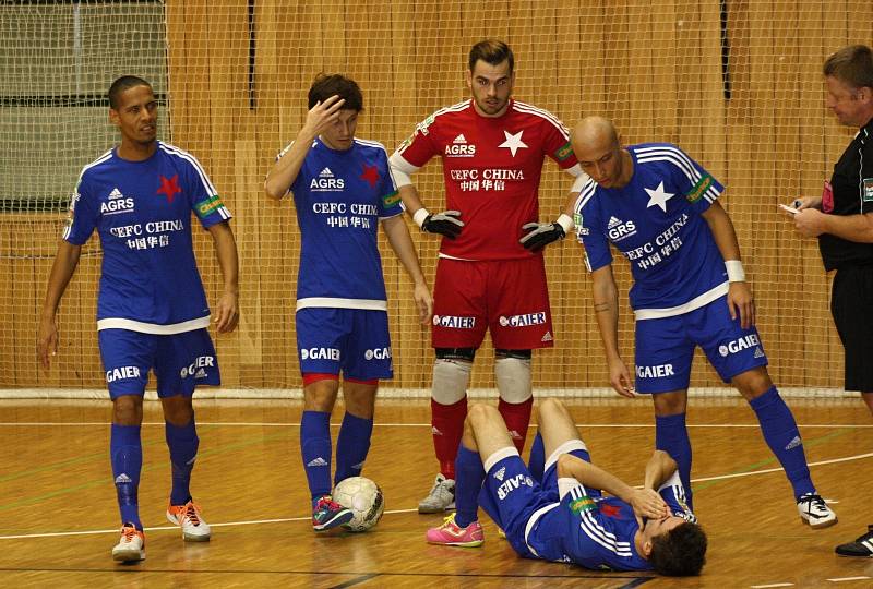 Hodonínští futsalisté (v bílých dresech) ve šlágru 7. kola Chance ligy vedli nad favorizovanou Slavií Praha 4:1, ale nakonec doma po remíze 4:4 bralo pouze bod. Páteční duel ve sportovní hale TEZA sledovalo 668 diváků. 