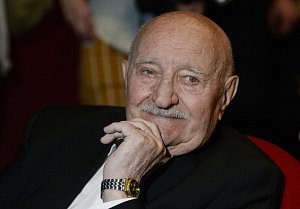 Ve věku 88 let 16. října 2022 zemřel divadelní a filmový herec Josef Somr.