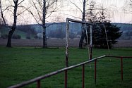 Zaniklé fotbalové hřiště v Mouchnicích.