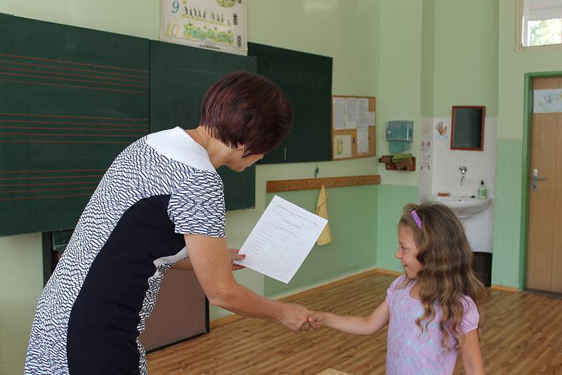 Žáci třídy 1.C hodonínské školy U Červených domků dostali své první vysvědčení.