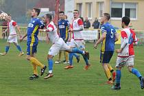 Fotbalisté Ratíškovic (v modrém) podlehli Moravské Slavii 0:2.