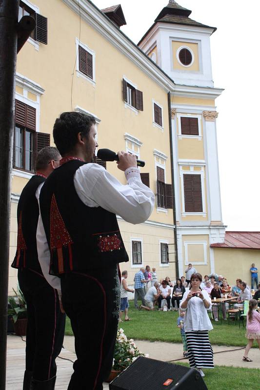 Stovky milovníků dechové hudby si v neděli v podvečer našly cestu do areálu milotického zámku. Uskutečnil se tam totiž první ročník festivalu Zbořilovy Milotice.