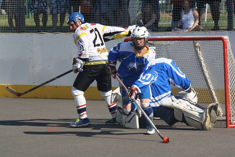 Hodonínští Gladiátoři (v bílých dresech) po dvou letech vyhráli okresní hokejbalovou ligu. V zajímavé finálové sérii porazili Kyjov 3:0 na zápasy. 