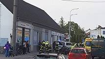 Dopravní nehoda v Dubňanech, kde se srazila policejní hlídka s řidičkou renaultu. 