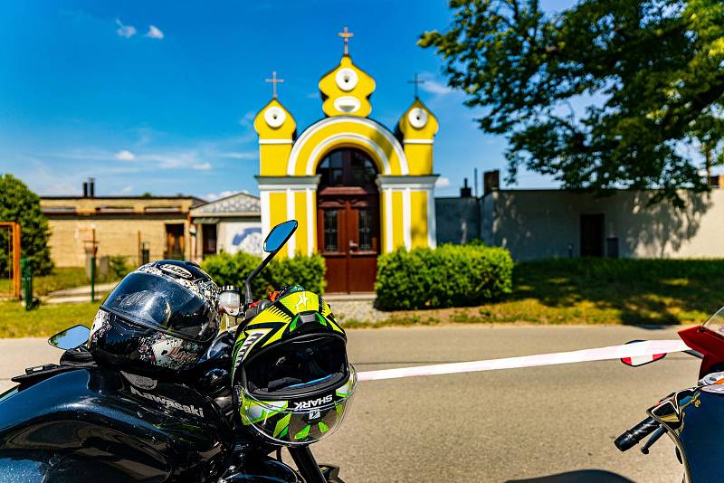 Tradiční žehnání motorek ve Vacenovicích zahajuje motorkářskou sezónu. Akci pořádá vacenovická Motobanda. Mše sloužená za jízdu bez nehod a zranění pokračuje pak okružní vyjížďkou desítek motorek.