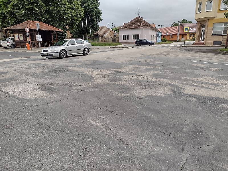 Křižovatku v Hroznové Lhotě čeká rekonstrukce i úpravy.