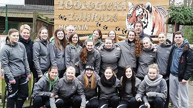 České juniorky si před startem kvalifikace zpestřily přípravu návštěvou hodonínské zoologické zahrady. 
